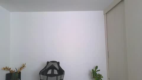  R U S S E L L  online show from September 23, 8:01 pm