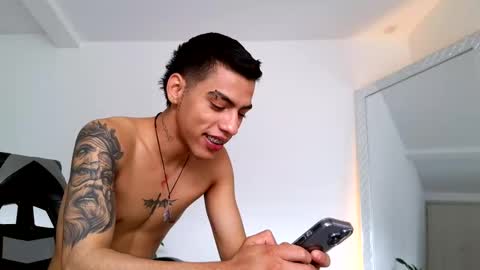  R U S S E L L  online show from October 22, 3:56 pm