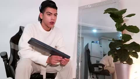  R U S S E L L  online show from January 14, 9:48 am