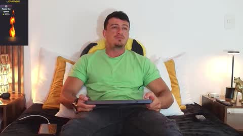 Snapshot of ryamcoast chatting on January 10, 1:40 am Sr Coast online show from January 10, 1:40 am