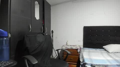 ryan_xc1 online show from May 14, 5:53 pm