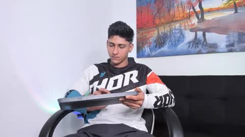 ryanwhite3 online show from November 30, 7:29 pm