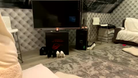 Snapshot of s_______________ chatting on March 11, 7:58 pm Laura online show from March 11, 7:58 pm