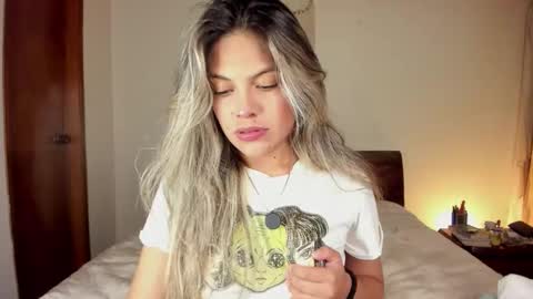 Snapshot of s_u_n_r_i_s_e_e chatting on February 17, 4:42 am Leslie Beltrn online show from February 17, 4:42 am