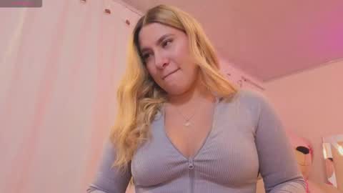 Snapshot of saaya_tay chatting on February 20, 3:25 am saaya_tay online show from February 20, 3:25 am