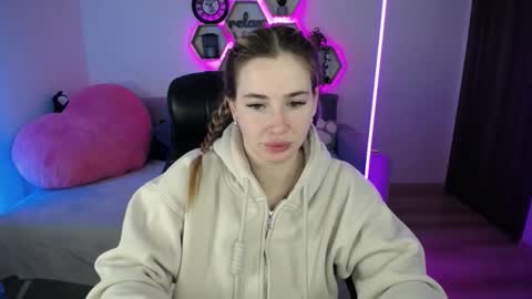 Snapshot of sabrinviolet chatting on February 3, 9:03 am Sabrina Violet online show from February 3, 9:03 am