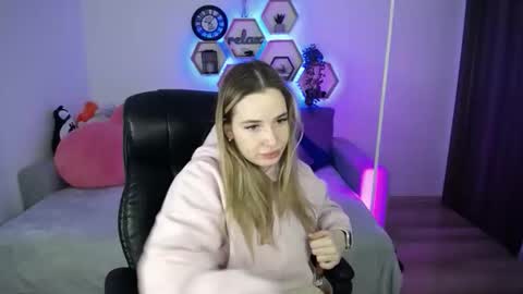 Snapshot of sabrinviolet chatting on February 21, 9:10 am Sabrina Violet online show from February 21, 9:10 am