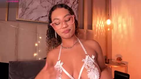 Snapshot of sade_jackson1 chatting on June 19, 4:39 am Sophie online show from June 19, 4:39 am