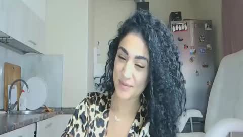 Snapshot of safari_xx chatting on November 2, 11:01 am Queen online show from November 2, 11:01 am