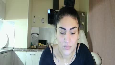 Snapshot of safari_xx chatting on November 24, 3:01 pm Queen online show from November 24, 3:01 pm