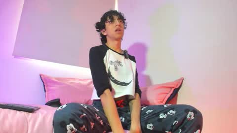 saint_dark online show from December 3, 1:53 pm