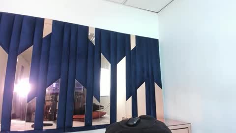 salmaportman_ online show from December 19, 2:46 pm