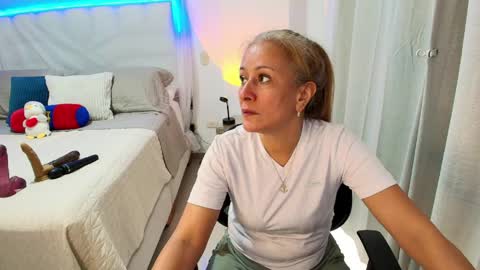 Samanta Stone online show from June 4, 9:32 pm