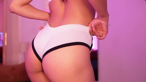 samantavazquez online show from April 14, 12:00 pm