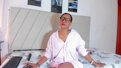 samaraa_smith1 online show from May 19, 12:11 pm