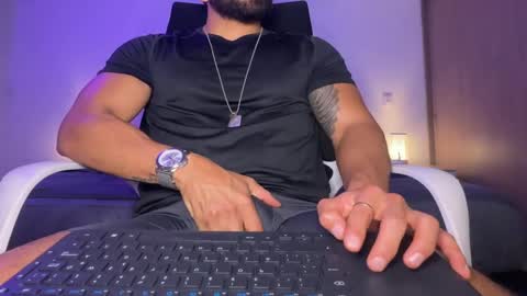 Snapshot of samdornan chatting on February 13, 11:04 pm Sam Dornan online show from February 13, 11:04 pm