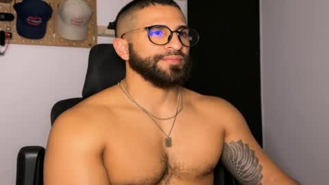 Snapshot of samdornan chatting on February 7, 1:20 am Sam Dornan online show from February 7, 1:20 am