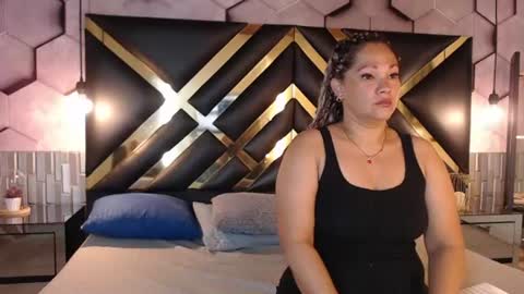Snapshot of samira_lennox chatting on June 19, 9:35 am SAMIRA online show from June 19, 9:35 am