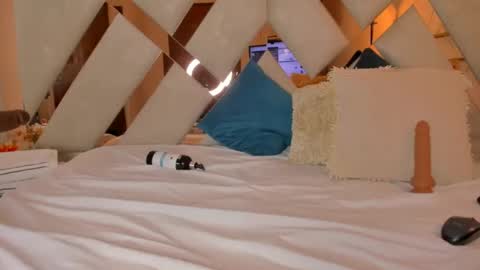 Snapshot of samy_ross_ chatting on January 11, 5:40 pm Find me at when im offline here. online show from January 11, 5:40 pm