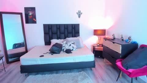 Snapshot of sander_mila chatting on December 4, 3:37 am MilaSander online show from December 4, 3:37 am