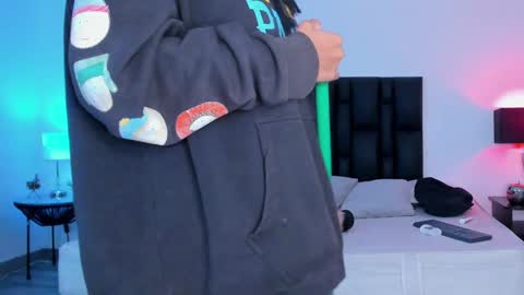 Snapshot of sander_mila chatting on January 25, 2:26 am MilaSander online show from January 25, 2:26 am