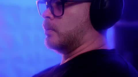 Sanders online show from November 28, 5:10 am