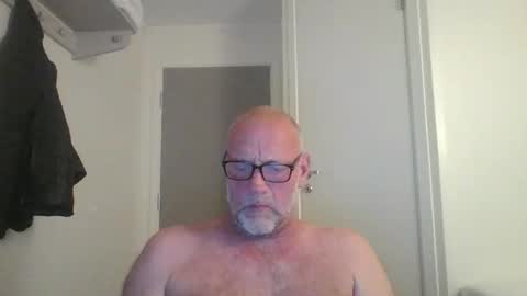 sandnesrune523 online show from May 14, 3:41 pm
