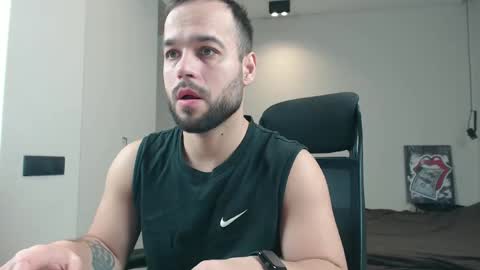 Snapshot of sandro_best chatting on February 4, 3:45 am DeAlex online show from February 4, 3:45 am