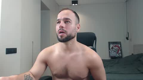 Snapshot of sandro_best chatting on April 1, 10:38 am DeAlex online show from April 1, 10:38 am