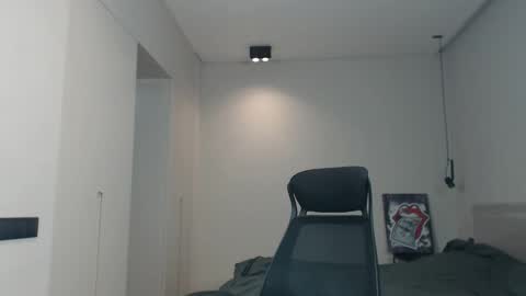 Snapshot of sandro_best chatting on April 5, 9:06 am DeAlex online show from April 5, 9:06 am