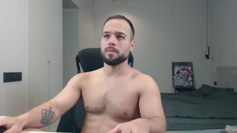 Snapshot of sandro_best chatting on April 6, 9:32 am DeAlex online show from April 6, 9:32 am