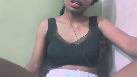 Snapshot of sandy735579 chatting on February 26, 7:40 am sandy735579 online show from February 26, 7:40 am