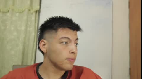 Santiago Henao online show from December 3, 5:53 am