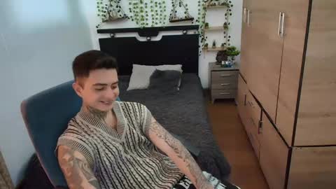 santi_ss online show from May 13, 3:31 pm