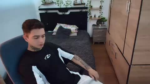 santi_ss online show from May 17, 2:13 pm