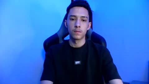 santi_twink19 online show from February 12, 9:43 pm