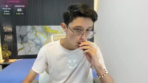 santiago_russo18 online show from September 30, 12:32 pm