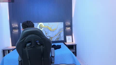 santiago_russo18 online show from March 3, 7:09 pm