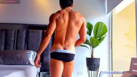 Snapshot of santin_seans chatting on December 21, 2:35 pm Santiago Seans online show from December 21, 2:35 pm