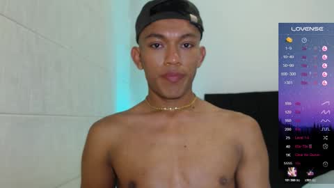 Snapshot of santinaugthy chatting on December 3, 1:24 am santi online show from December 3, 1:24 am