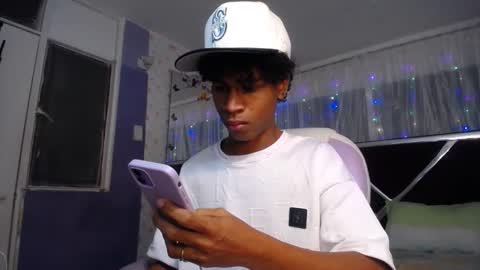 Snapshot of santy_bigcock_01 chatting on April 7, 12:49 pm santy online show from April 7, 12:49 pm