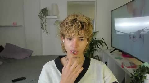 Snapshot of santy_kitty chatting on October 20, 4:24 am kitty online show from October 20, 4:24 am