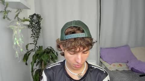 Snapshot of santy_kitty chatting on December 22, 12:40 am kitty online show from December 22, 12:40 am