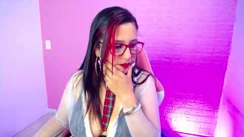 Snapshot of sara1126_ chatting on October 15, 5:18 am Sara online show from October 15, 5:18 am