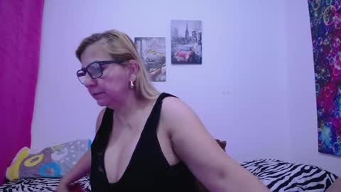 Snapshot of sara211 chatting on December 5, 10:23 am sara online show from December 5, 10:23 am