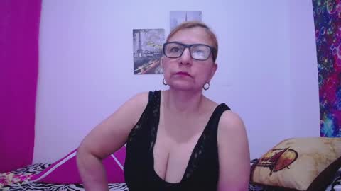Snapshot of sara211 chatting on December 31, 12:15 pm sara online show from December 31, 12:15 pm