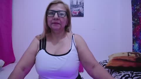 Snapshot of sara211 chatting on January 13, 11:49 pm sara online show from January 13, 11:49 pm