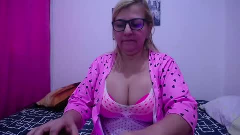 Snapshot of sara211 chatting on February 4, 3:47 pm sara online show from February 4, 3:47 pm
