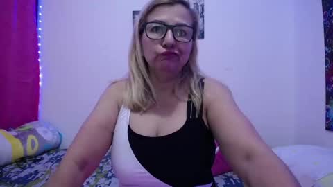 Snapshot of sara211 chatting on March 6, 12:52 pm sara online show from March 6, 12:52 pm