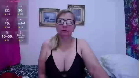 Snapshot of sara211 chatting on September 19, 3:13 pm sara online show from September 19, 3:13 pm